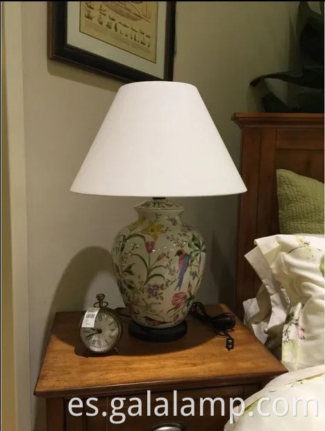 Exquisita lámpara de cerámica floral de coral para decoración del hogar elegante